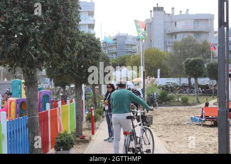 2 octobre 2021, Rimini, italia: Rimini (Italia), 02/10/2021 - MUNDIAL/FRISBEE/ITALIA - Campeonato Mundial Paganello 2021, o esporte do Frisbee esta sendo realizado Pela primeira vez no Outono, em Rimini, no norte da Italia, neste sabado 2, de outubro de 2021. O evento ocorre ate domingo (3), na praia de Marina Centro. O Campeonato Mundial de Paganello, o Beach Ultimate World Cup, ou o esporte do Frisbee, jogado na areia, que volta a Rimini. (Foto: Josi Donelli/TheNews2/Zumapress) (Credit image: © Josi Donelli/TheNEWS2 via ZUMA Press Wire) Banque D'Images