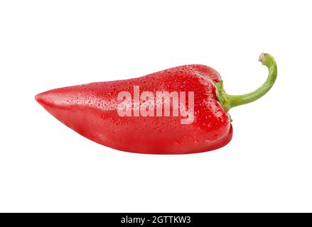 Poivre cpcp rouge avec gouttes d'eau isolées sur fond blanc. Banque D'Images