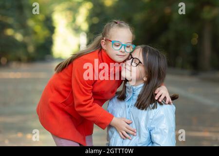 Une belle fille avec le syndrome de Down malhante sa sœur aînée Banque D'Images