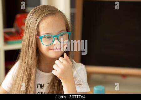 Une fille avec le syndrome de Down éprouve des émotions positives et la joie Banque D'Images