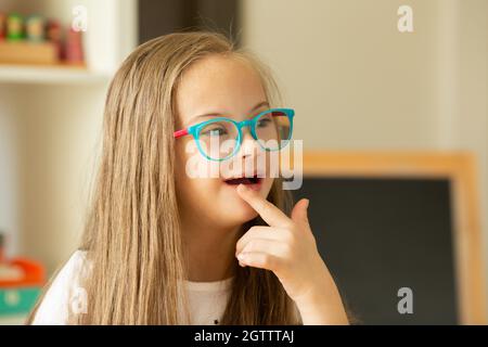 Une fille avec le syndrome de Down éprouve des émotions positives et la joie Banque D'Images