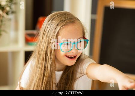 Une fille avec le syndrome de Down éprouve des émotions positives et la joie Banque D'Images