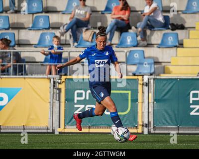 Sinsheim, Allemagne. 02 octobre 2021. Nicole Billa (16 Hoffenheim) contrôle le ballon lors du match FlyerAlarm Frauen-Bundesliga entre TSG Hoffenheim et Eintracht Frankfurt au stade Dietmar-Hopp à Sinsheim, en Allemagne. Crédit: SPP Sport presse photo. /Alamy Live News Banque D'Images