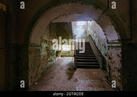 Couloir sombre et créepy de l'ancien hôpital abandonné. Banque D'Images