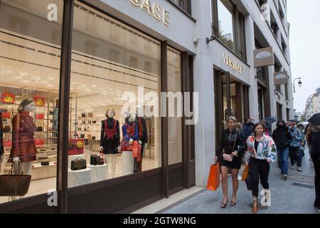 Paris, France, 2 octobre 2021 : la pluie à Paris n'empêche pas les gens de faire du shopping dans la rue St Honoré, de s'asseoir à l'extérieur des cafés, de poser avec les colonnes de Buren au Palais Royal ou même de prendre leurs photos de mariage. Anna Watson/Alay Live News Banque D'Images