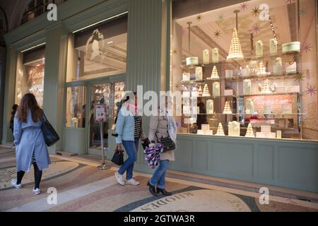 Paris, France, 2 octobre 2021 : la pluie à Paris n'empêche pas les gens de faire du shopping dans la rue St Honoré, de s'asseoir à l'extérieur des cafés, de poser avec les colonnes de Buren au Palais Royal ou même de prendre leurs photos de mariage. Anna Watson/Alay Live News Banque D'Images