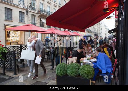 Paris, France, 2 octobre 2021 : la pluie à Paris n'empêche pas les gens de faire du shopping dans la rue St Honoré, de s'asseoir à l'extérieur des cafés, de poser avec les colonnes de Buren au Palais Royal ou même de prendre leurs photos de mariage. Anna Watson/Alay Live News Banque D'Images