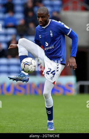 OLDHAM, ROYAUME-UNI. 2 OCT Dylan Bahamboula d'Oldham Athletic lors du match Sky Bet League 2 entre Oldham Athletic et Harrogate Town à Boundary Park, Oldham, le samedi 2 octobre 2021. (Credit: Eddie Garvey | MI News) Credit: MI News & Sport /Alay Live News Banque D'Images