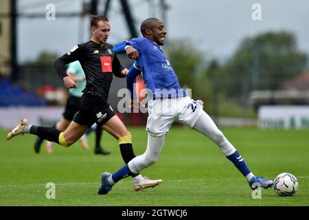 OLDHAM, ROYAUME-UNI. 2 OCT Dylan Bahamboula d'Oldham Athletic lors du match Sky Bet League 2 entre Oldham Athletic et Harrogate Town à Boundary Park, Oldham, le samedi 2 octobre 2021. (Credit: Eddie Garvey | MI News) Credit: MI News & Sport /Alay Live News Banque D'Images