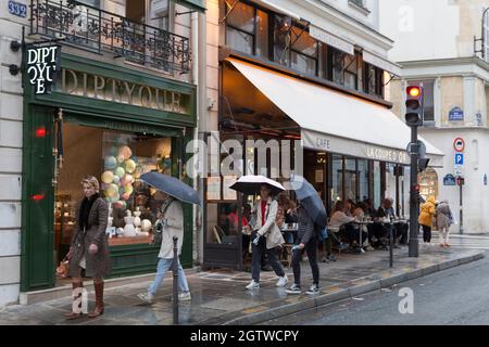 Paris, France, 2 octobre 2021 : la pluie à Paris n'empêche pas les gens de faire du shopping dans la rue St Honoré, de s'asseoir à l'extérieur des cafés, de poser avec les colonnes de Buren au Palais Royal ou même de prendre leurs photos de mariage. Anna Watson/Alay Live News Banque D'Images