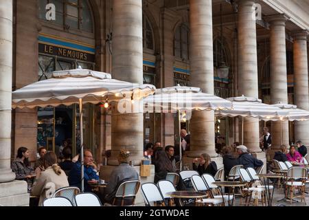 Paris, France, 2 octobre 2021 : la pluie à Paris n'empêche pas les gens de faire du shopping dans la rue St Honoré, de s'asseoir à l'extérieur des cafés, de poser avec les colonnes de Buren au Palais Royal ou même de prendre leurs photos de mariage. Anna Watson/Alay Live News Banque D'Images