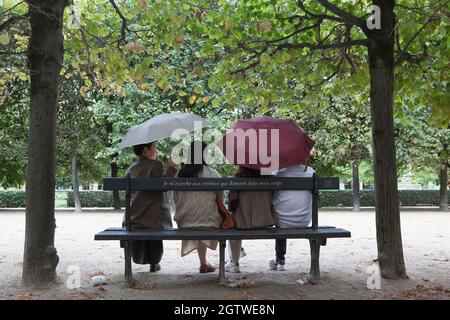 Paris, France, 2 octobre 2021 : la pluie à Paris n'empêche pas les gens de faire du shopping dans la rue St Honoré, de s'asseoir à l'extérieur des cafés, de poser avec les colonnes de Buren au Palais Royal ou même de prendre leurs photos de mariage. Anna Watson/Alay Live News Banque D'Images