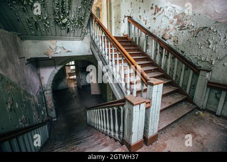 À l'intérieur de l'ancien asile pour l'aliéné. Hôpital psychiatrique abandonné, créepy sombre. Banque D'Images