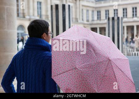 Paris, France, 2 octobre 2021 : la pluie à Paris n'empêche pas les gens de faire du shopping dans la rue St Honoré, de s'asseoir à l'extérieur des cafés, de poser avec les colonnes de Buren au Palais Royal ou même de prendre leurs photos de mariage. Anna Watson/Alay Live News Banque D'Images