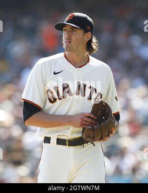 San Francisco, États-Unis. 02 octobre 2021. Le pichet des Giants de San Francisco Kevin Gaussman se rend au dugout après avoir jeté sur les San Diego Padres dans le premier repas au parc Oracle le samedi 2 octobre 2021 à San Francisco. Photo de George Nikitin/UPI crédit: UPI/Alay Live News Banque D'Images