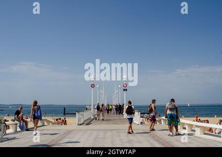 ARCACHON, FRANCE, 21 JUIN 2014 : allée piétonne principale menant à une plage dans le centre historique d'Arcachon, France Banque D'Images