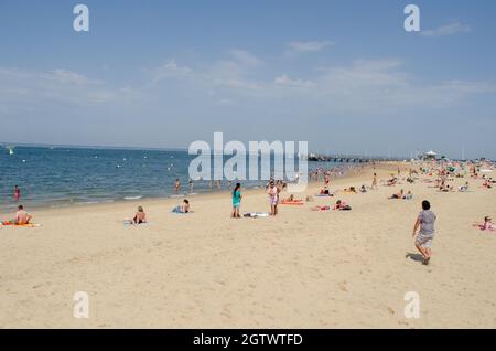 ARCACHON, FRANCE, 21 JUIN 2014 : allée piétonne principale menant à une plage dans le centre historique d'Arcachon, France Banque D'Images