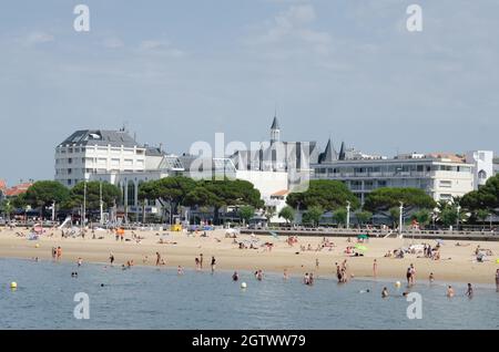 ARCACHON, FRANCE, 21 JUIN 2014 : allée piétonne principale menant à une plage dans le centre historique d'Arcachon, France Banque D'Images