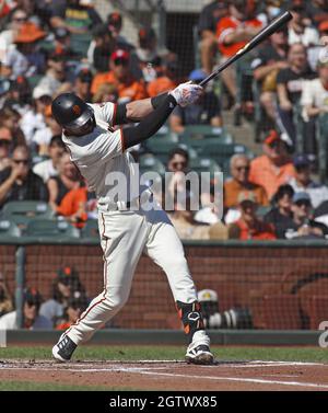 San Francisco, États-Unis. 02 octobre 2021. San Francisco Giants Kris Bryant atteint un single RBI contre les San Diego Padres dans le deuxième repas à Oracle Park le samedi 2 octobre 2021 à San Francisco. Photo de George Nikitin/UPI crédit: UPI/Alay Live News Banque D'Images