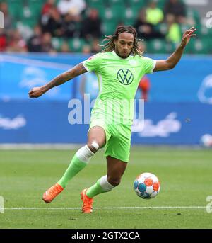 Wolfsburg, Allemagne. 02e octobre 2021. Firo 1er Bundesliga. 2021/2022 football: Fuvuball: 02.10.2021 VfL Wolfsburg - BMG Borussia MV? Nchengladbach Borussia Monchengladbach Gladbach 1: 3 VfL Kevin Mbabu, action individuelle, crédit: dpa/Alamy Live News Banque D'Images