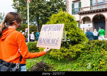 Rassemblement pour la justice en matière d'avortement à l'hôtel de ville. Acton, Massachusetts. 2 octobre 2021. Banque D'Images