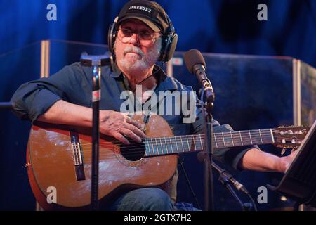 Madrid, Espagne. 02 octobre 2021. Silvio Rodríguez, chanteur et compositeur cubain, se produit lors d'une nouvelle tournée où il a présenté son album, Para la Espera. Crédit : SOPA Images Limited/Alamy Live News Banque D'Images