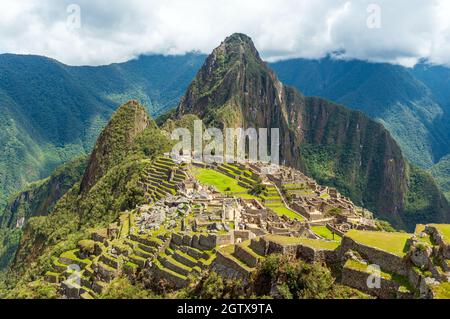 Machu Picchu inca ruines avec des nuages dramatiques, Cusco, Pérou. Banque D'Images