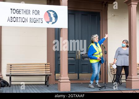 Rassemblement pour la justice en matière d'avortement à l'hôtel de ville. Acton, Massachusetts. 2 octobre 2021. Banque D'Images