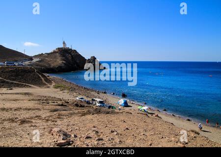 Cabo de Gata, Almeria, Espagne- 3 septembre 2021:magnifique plage de Corralete et phare de Cabo de Gata en arrière-plan, le jour ensoleillé de l'été Banque D'Images