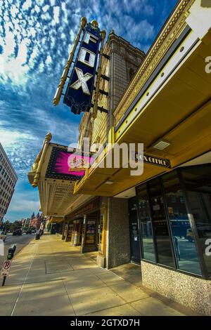 Saint Louis, Mo—30 septembre 2021; vue à angle bas de l'entrée principale et de la billetterie du fabuleux Fox Theatre de St Louis. Banque D'Images