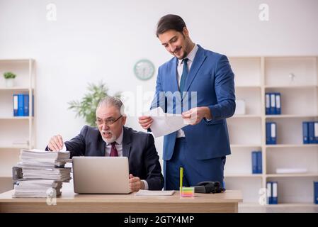 Deux employés dans le concept de licenciement Banque D'Images