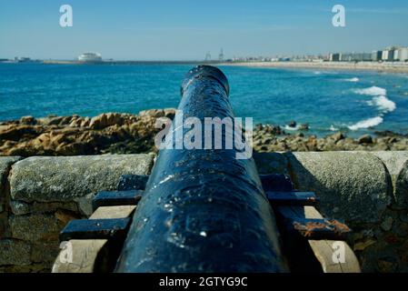 Ancien canon dans la forteresse de Castelo do Queijo sur la côte dans le centre-ville de Porto au Portugal (forte de São Francisco Xavier) canhão Banque D'Images