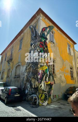 Art mural: Half Rabbit de Bordalo II est une installation d'art de rue à Porto, Portugal. Un lapin fait de litière recyclée. Banque D'Images