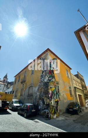 Art mural: Half Rabbit de Bordalo II est une installation d'art de rue à Porto, Portugal. Un lapin fait de litière recyclée. Banque D'Images