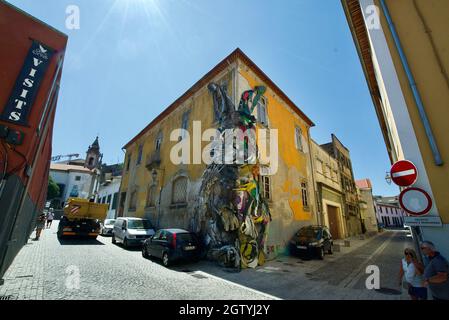 Art mural: Half Rabbit de Bordalo II est une installation d'art de rue à Porto, Portugal. Un lapin fait de litière recyclée. Banque D'Images