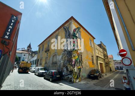 Art mural: Half Rabbit de Bordalo II est une installation d'art de rue à Porto, Portugal. Un lapin fait de litière recyclée. Banque D'Images