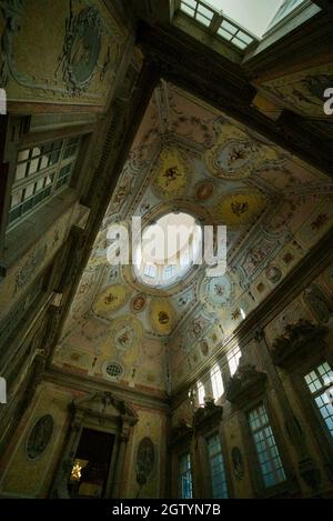 Le plafond peint sur l'escalier principal du Palais des évêques, Porto. Paço Episcopal do Porto. Palais épiscopal UNE ARCHITECTURE ÉTONNANTE. Escaliers, intérieur Banque D'Images