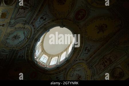 Le plafond peint sur l'escalier principal du Palais des évêques, Porto. Paço Episcopal do Porto. Palais épiscopal UNE ARCHITECTURE ÉTONNANTE. Escaliers, intérieur Banque D'Images