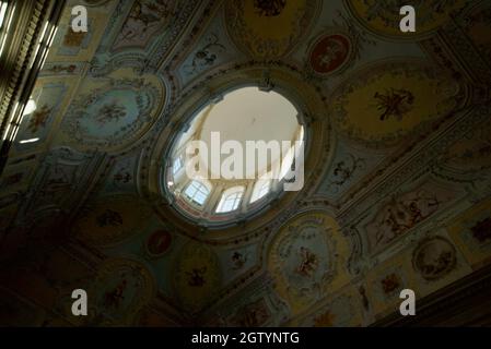 Le plafond peint sur l'escalier principal du Palais des évêques, Porto. Paço Episcopal do Porto. Palais épiscopal UNE ARCHITECTURE ÉTONNANTE. Escaliers, intérieur Banque D'Images