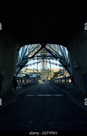 Vue en dessous/en dessous du pont Luís i, Porto. Le pont Dom Luís i au Portugal, vu d'en dessous le long de la route/chemin. Pont de voûte métallique à double étage. Banque D'Images