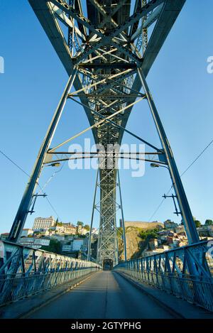 Vue en dessous/en dessous du pont Luís i, Porto. Le pont Dom Luís i au Portugal, vu d'en dessous le long de la route/chemin. Pont de voûte métallique à double étage. Banque D'Images