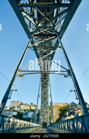 Vue en dessous/en dessous du pont Luís i, Porto. Le pont Dom Luís i au Portugal, vu d'en dessous le long de la route/chemin. Pont de voûte métallique à double étage. Banque D'Images