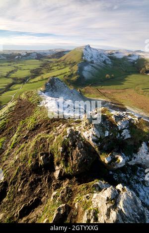 Vue sur Chrome Hill, Buxton, prise de Parkhouse Hill. Les deux collines sont aussi la crête du dos du dragon, Dove Valley, Derbyshire, Peak District Banque D'Images