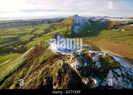 Vue sur Chrome Hill, Buxton, prise de Parkhouse Hill. Les deux collines sont aussi la crête du dos du dragon, Dove Valley, Derbyshire, Peak District Banque D'Images