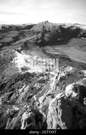 Vue sur Chrome Hill, Buxton, prise de Parkhouse Hill. Les deux collines sont aussi la crête du dos du dragon, Dove Valley, Derbyshire, Peak District Banque D'Images