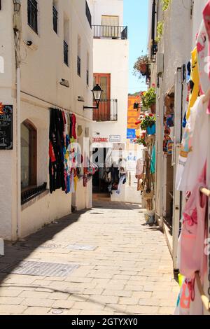 Mojacar, Almeria, Espagne- 8 septembre 2021: Rues étroites avec maisons blanchies à la chaux dans le village de Mojacar, le jour ensoleillé de l'été. Banque D'Images