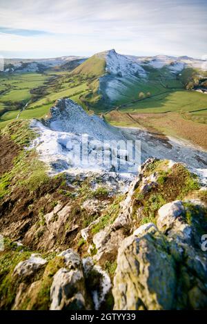 Vue sur Chrome Hill, Buxton, prise de Parkhouse Hill. Les deux collines sont aussi la crête du dos du dragon, Dove Valley, Derbyshire, Peak District Banque D'Images