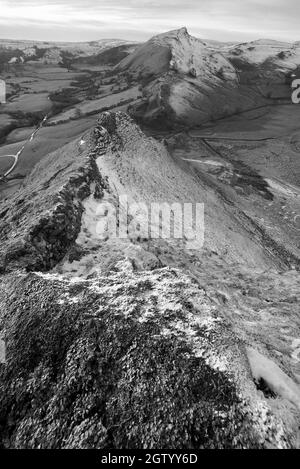 Vue sur Chrome Hill, Buxton, prise de Parkhouse Hill. Les deux collines sont aussi la crête du dos du dragon, Dove Valley, Derbyshire, Peak District Banque D'Images