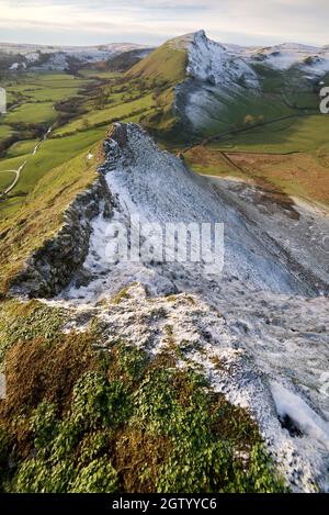 Vue sur Chrome Hill, Buxton, prise de Parkhouse Hill. Les deux collines sont aussi la crête du dos du dragon, Dove Valley, Derbyshire, Peak District Banque D'Images