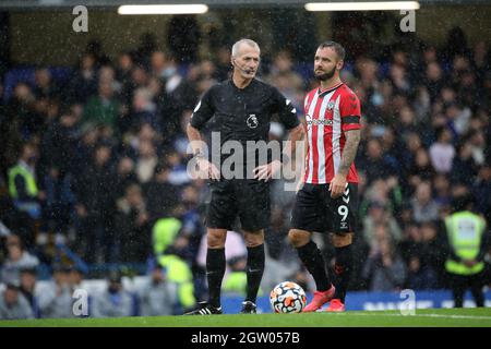 Londres, Royaume-Uni. 02 octobre 2021. L'arbitre Martin Atkinson parle à Adam Armstrong (S) au match de l'EPL Chelsea v Southampton, au stade Stamford Bridge, Londres, Royaume-Uni, le 2 octobre 2021. Crédit : Paul Marriott/Alay Live News Banque D'Images